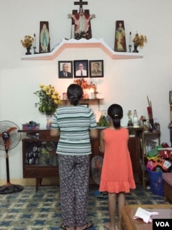 Bà Nguyễn Thị Tuyết Lan, mẹ của chị Nguyễn Ngọc Như Quỳnh (blogger Mẹ Nấm), đang cầu nguyện cho con mình sau khi blogger này bị bắt khẩn cấp. (Ảnh do nhân vật cung cấp)