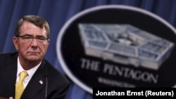 Ash Carter durante una conferencia de prensa en el Pentágono, el jueves, 20 de agosto de 2015, expresó apoyo al cierre de Guantánamo.