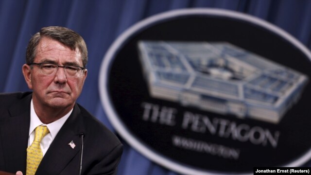 Ash Carter durante una conferencia de prensa en el Pentágono, el jueves, 20 de agosto de 2015, expresó apoyo al cierre de Guantánamo.