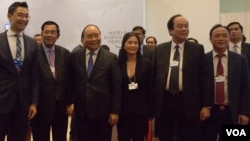 Prime Minister Hun Sen, second left, stands along side with Vietnam's Prime Minister Nguye Xuan Phuc, Kith Meng, far right, and other delegates at the World Economic Forum on ASEAN in Phnom Penh, Cambodia, Friday May 12, 2017. (Khan Sokummono/VOA Khmer)
