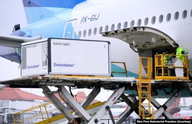 Para petugas sedang menurunkan kargo berisi vaksin Covid-19 yang dikembangkan Sinovac Biotech, perusahaan farmasi asal China, di Bandara Internasional Soekarno-Hatta, Tangerang, Banten, Kamis, 31 Desember 2020. Kargo ini adalah pengiriman kedua vaksin Sin