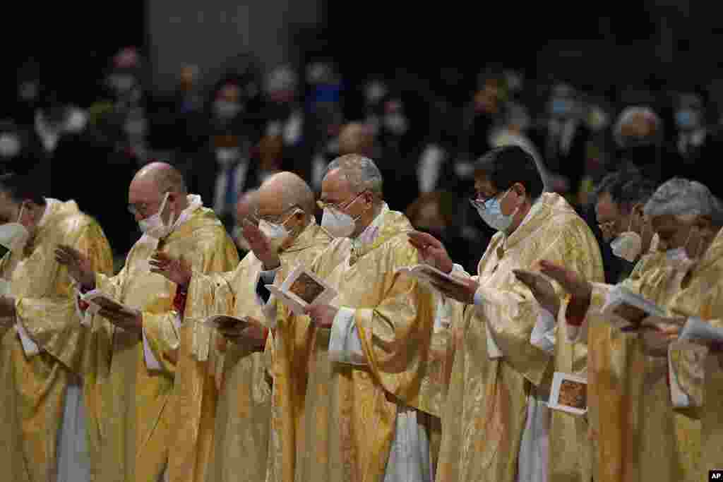 Para kardinal menghadiri Misa Malam Natal yang dirayakan oleh Paus Fransiskus, di Basilika Santo Petrus, di Vatikan, 24 Desember 2021. (Foto: AP)