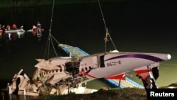 FILE - The wreckage of a TransAsia Airways turboprop ATR 72-600 aircraft is recovered from a river, in New Taipei City, February 4, 2015.