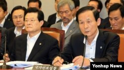 김장수 청와대 국가안보실장(오른쪽)이 지난 6월 국회 운영위 전체회의에 참석해 의원들의 질의에 답하고 있다. (자료사진)