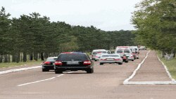 회담장으로 들어가는 김정일 위원장의 차량 행렬