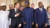 Le président français Emmanuel Macron et le président tchadien Idriss Deby, le 13 décembre 2017.