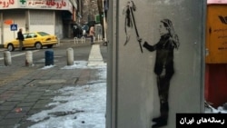 Sebuah mural mengenai protes menentang kewajiban mengenakan hijab di Teheran, Iran.