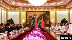 중국을 방문한 모하마드 빈살만 사우디 왕세자가 22일 베이징에서 시진핑 중국 국가주석과 회담했다.