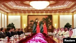 시진핑(왼쪽 가운데) 중국 국가주석과 모하마드 빈살만(오른쪽 가운데) 사우디아라비아 왕세자가 지난 2019년 2월 베이징에서 회동하고 있다. (자료사진)