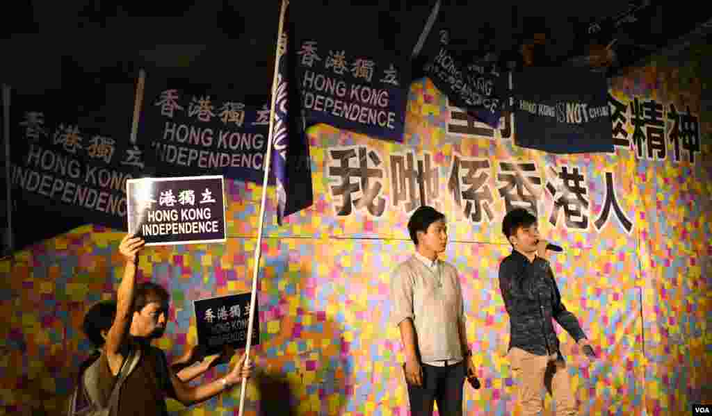 學生獨立聯盟召集人陳家駒(左)及發言人呂俊賢在集會上台發言。美國之音湯惠芸拍攝