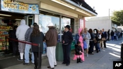 Warga AS antri untuk membeli tiket lotere Powerball di kota Hawthorne, California (foto: dok). 