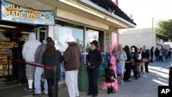 美國樂透彩票獎金額創紀錄,加州的一家商店門前排隊購買彩票出現人龍。