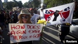 Manifestation organisée par le groupe "Black Lives Matter" devant l'église Emanuel African Methodist Episcopal Church de Charleston (20 juin 2015)