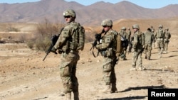 在阿富汗洛加爾省的美國陸軍士兵。（2011年11月30日）。