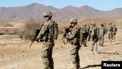 အာဖဂန်နစ္စတန်မှာ တာဝန်ထမ်းဆောင်နေတဲ့ အမေရိကန်စစ်သားအချို့။ (နိုဝင်ဘာ ၃၀၊ ၂၀၁၁)