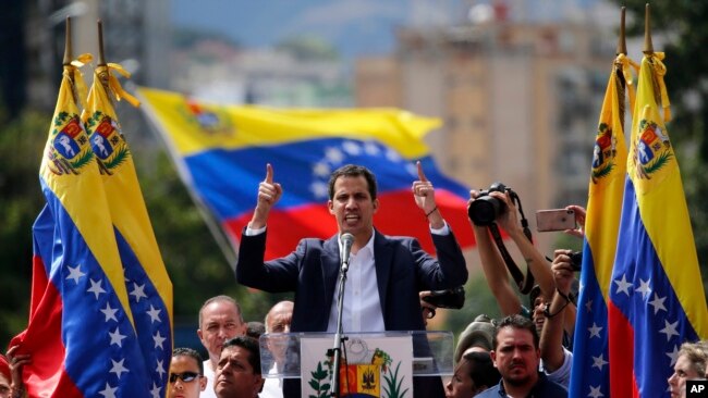 委内瑞拉议长瓜伊多2019年1月23日在首都加拉加斯一个集会上宣布，他将在举行大选之前担任委内瑞拉临时领导人