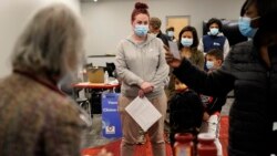 미국 메사추세츠주 코로나 백신 접종 시설에서 부스터샷 접종 희망자들이 차례를 기다리고 있다.