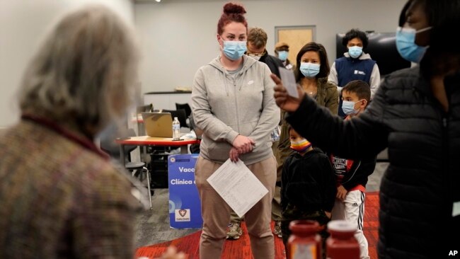 Người dân xếp hàng để chích mũi vaccine tăng cường ngừa Covid-19 ở bang Massachusetts