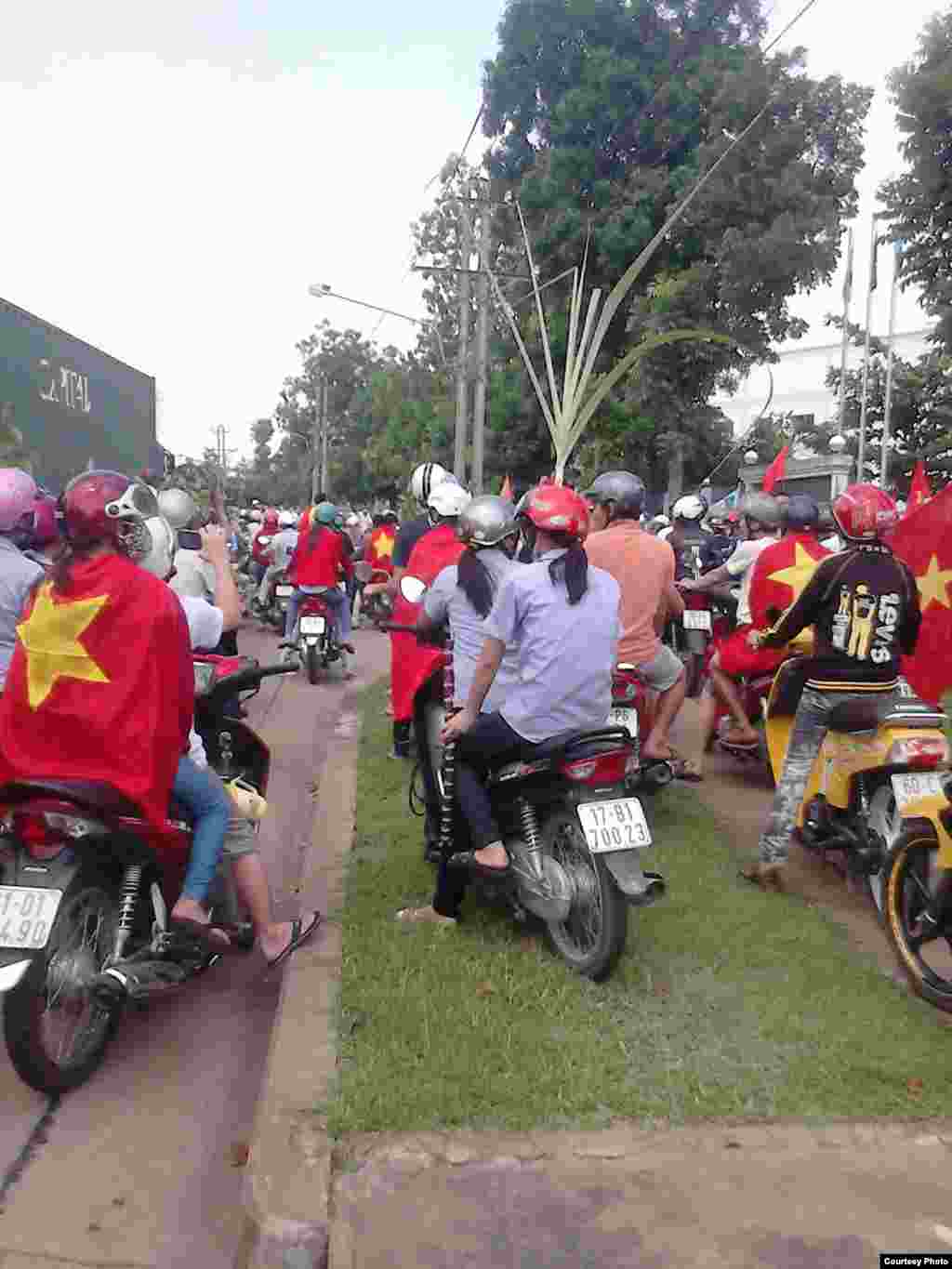 Para demonstran berkumpul di Taman Industrial Amata, kota Bien Hoa, provinsi Dong Nai, Vietnam.