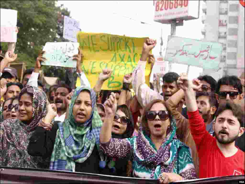 کراچی پریس کلب کے باہر صحافی بڑی تعداد میں جمع تھے