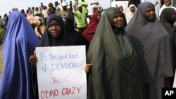 Mulheres muçulmans em protestos na Nigéria (Foto - arquivo). Uma ilustração da indumentária islâmica 