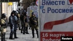 Thủ Tướng lâm thời Ukraina Arseniy Yatsenyuk mô tả cuộc biểu quyết ở Crimea được Nga hậu thuẫn, là 'trò hề' do Moscow đạo diễn dưới họng súng.