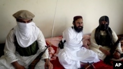 2011年7月28日的图片显示，塔利班第二号人物拉赫曼（中间）在南瓦济里斯坦接受美联社记者的采访。