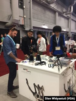 Pengunjung SXSW memainkan robot edukasi produksi perusahaan rintisan Saft7Robotics.