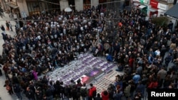 Aktivis hak asasi manusia memegang potret korban saat demonstrasi memperingati pembunuhan massal warga Armenia pada tahun 1915 di Kekaisaran Ottoman, di Istanbul, Turki 24 April 2017. REUTERS / Murad Sezer