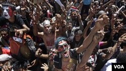 Demonstran oposisi di ibukota Sana'a terus menyerukan pemerintahan Presiden Saleh diakhiri.