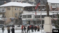 Bức tượng cựu Tổng thống Bill Clinton trên đại lộ Bill Clinton ở Pristina, Kosovo, ngày 18/1/2016.