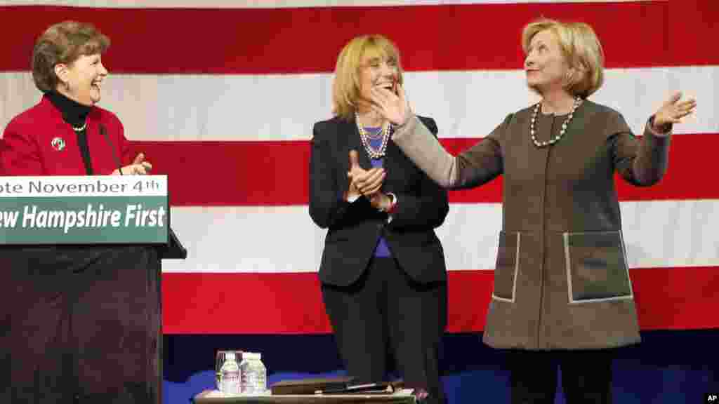 Hillary Rodham Clinton, à droite, réagit pendant qu&rsquo;elle est présentée par le sénateur américain Jeanne Shaheen, DN.H., extrême gauche, et le gouverneur Maggie Hassan, DN.H., alors qu&rsquo;ils sortent du centre de vote rallye, dimanche, 2 novembre 2014 à Nashua, NH (AP Photo / Jim Cole) 