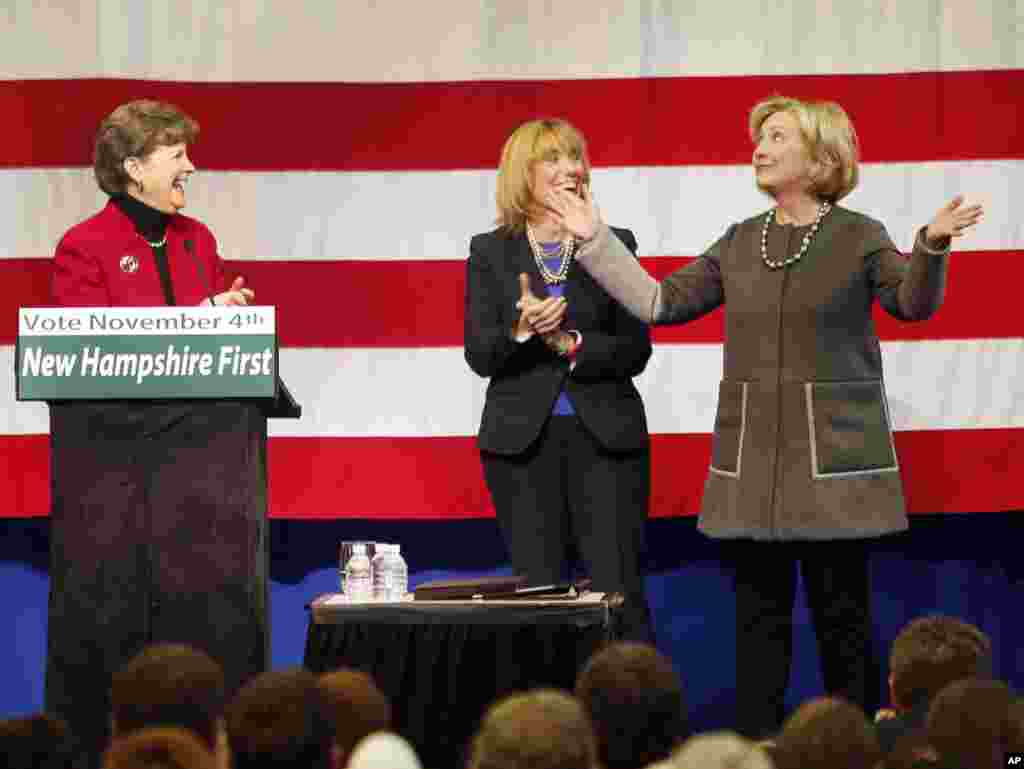 Reaksi Hillary Rodham Clinton (kanan) ketika diperkenalkan oleh Senator Jeanne Shaheen, D-NH (kiri) dan Gubernur Maggie Hassan, (D-NH) di rally Get Out the Vote, Nashua, New Hampshire, 2 November 2014. 