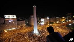 Ratusan ribu warga Argentina melancarkan aksi protes anti-kebijakan pemerintahan Presiden Cristina Fernandez di Buenos Aires (8/11).