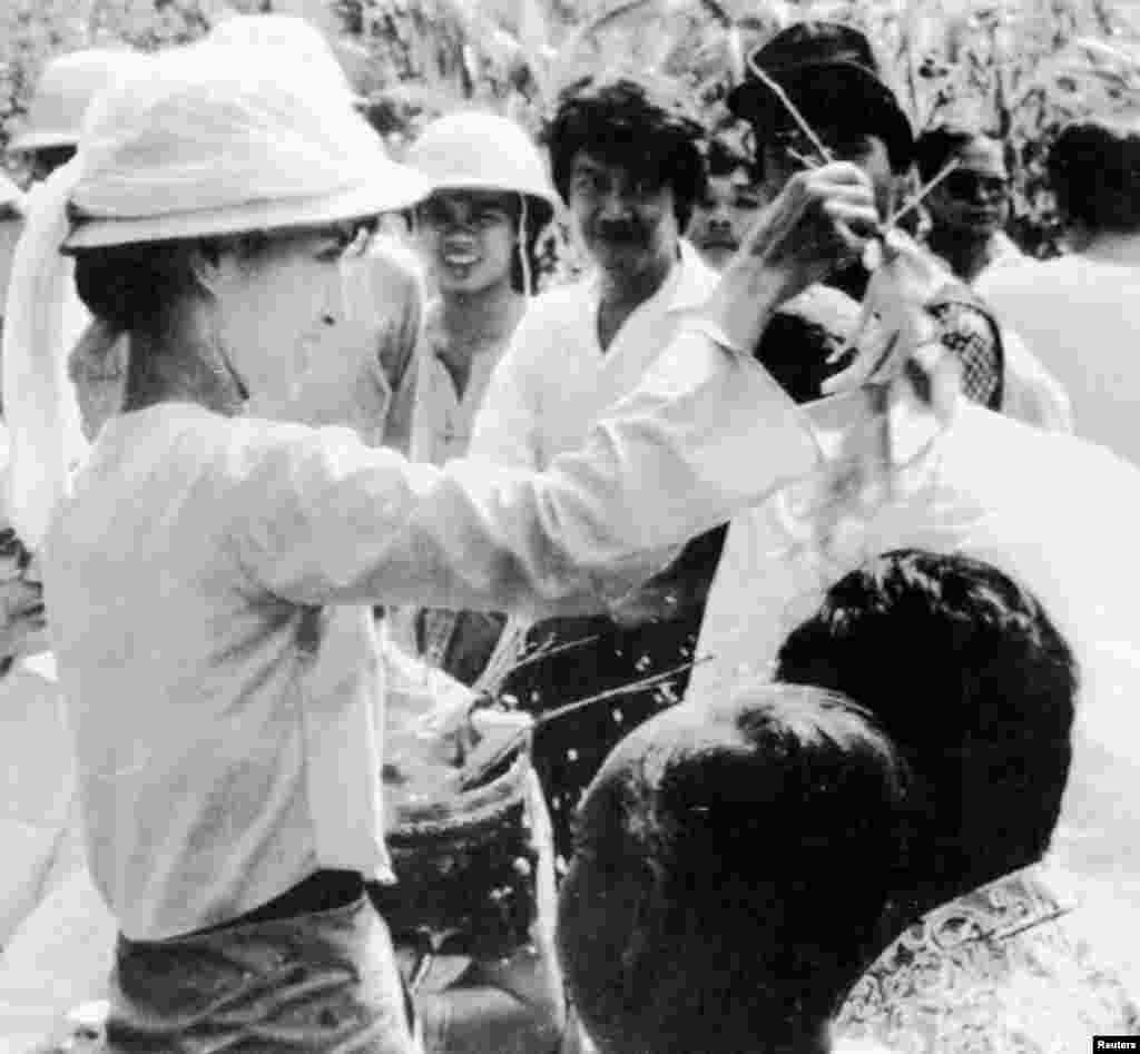 Aung San Suu Kyi addresses crowd of supporters in Rangoon, Burma, July 7, 1989.