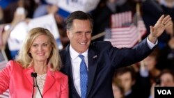 Mitt Romney sa suprugom Ann pozdravlja pristalice u Bostonu. (AP Photo/Stephan Savoia)