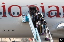 Para imigran Ethiopia tiba di bandara Ben Gurion dekat Tel Aviv, Israel, Kamis, 3 Desember 2020.