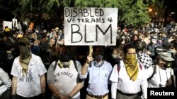 Veteranos de guerra em protesto contra a desigualdade radicial em Portland
