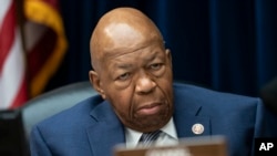 Elijah Cummings, presidente del comité de supervisión de la Cámara de Representantes dijo que esta decisión parece ser "otro ejemplo de desafío" a la autoridad del Congreso. 