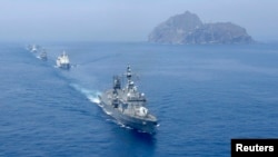 지난 2008년 한국 해군함들이 독도(일본명 다케시마) 주변 해역에서 방어훈련을 실시하고 있다. 