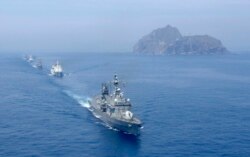 Kapal perang Angkatan Laut Korea Selatan ikut serta dalam latihan untuk mempertahankan sekelompok pulau vulkanik terpencil Dokdo (kanan), juga dikenal sebagai Takeshima dalam bahasa Jepang, 30 Juli 2008. (Foto: Reuters)