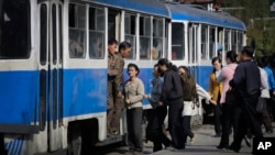 지난달 17일 북한 평양에서 시민들이 전차를 이용하고 있다.