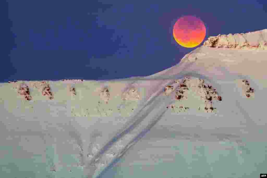 A super blue blood moon behind a mountain is seen from Longyearbyen, Svalbard, Norway,&nbsp; Jan. 31, 2018.