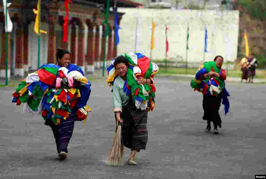 ស្ត្រី​នៅ​ក្រុង Thimphu ប្រទេស​ប៊ូតង់ ត្រៀម​ទទួល​ស្វាគមន៍​ព្រះអង្គម្ចាស់ William និង​ព្រះមហាក្សត្រី Catherine, the Duchess of Cambridge។