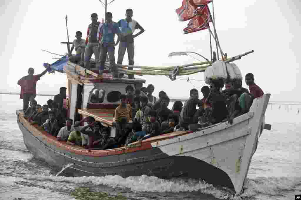 Thuyền đánh cá của ngư dân ở tỉnh Aceh chở đầy di dân được giải cứu từ ngoài khơi cập cảng Simpang Tiga, Indonesia, ngày 20/5/2015.