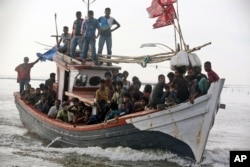 Người Hồi giáo Rohingya được tàu của ngư dân Aceh cứu sống và chở vào bờ.