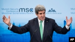 ລັດຖະມົນຕີການຕ່າງປະເທດ ສຫລ ທ່ານ John Kerry ຖະແຫຼງ ໃນລະຫວ່າງກອງປະຊຸມຄວາມໝັ້ນຄົງ ທີ່ໂຮງແຮມ Bayerischer Hof ນະຄອນ Munich ໃນພາກໃຕ້ເຢຍຣະມັນ (1 ກຸມພາ 2014)
