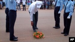 Vice-governador Malanje, António David Silva, depõe coroa de flores na Estrada Nacional 230