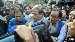 Fakhrul Islam Alamgir (C), secretary general of the Bangladesh Nationalist Party (BNP), is escorted following his arrest in Dhaka on Jan. 6, 2015.