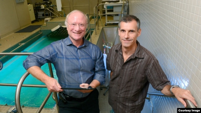 Dr. Benjamin Levine, a professor of internal medicine at UT Southwestern, (left) poses with long-distance swimmer Benoit Lecomte (right). (UT Southwestern)